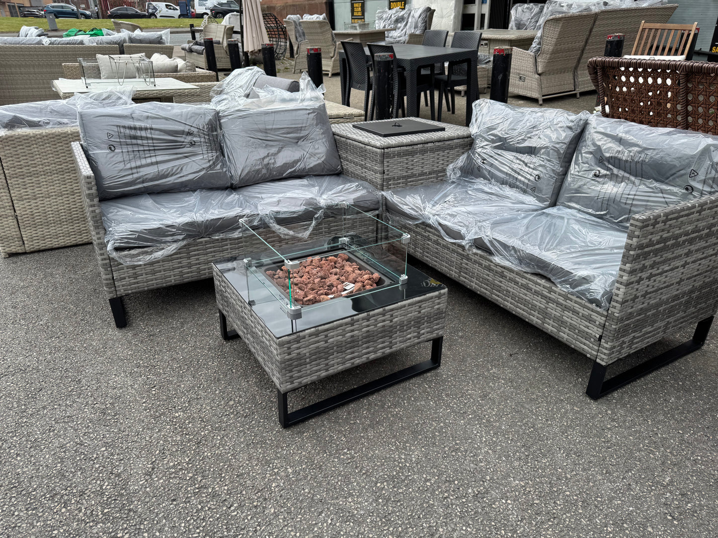 LA Corner garden set with fire pit coffee table  & storage